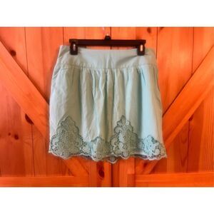 Maurices green size medium skirt lined scalloped lace flower design NWT (3605)
